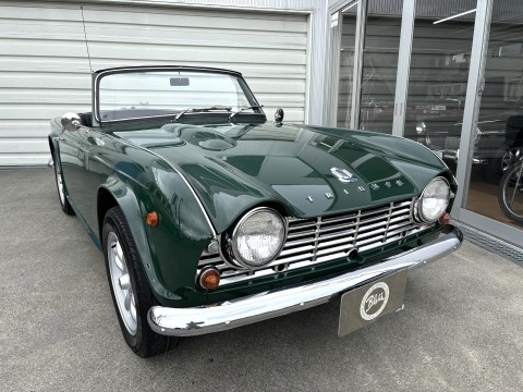 TRIUMPH TR-4